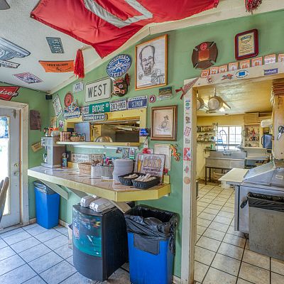 Sunrise Beach, TX Restaurant for sale: Turn Key Restaurant available in coveted Sunrise Beach, just seconds from Lake LBJ.